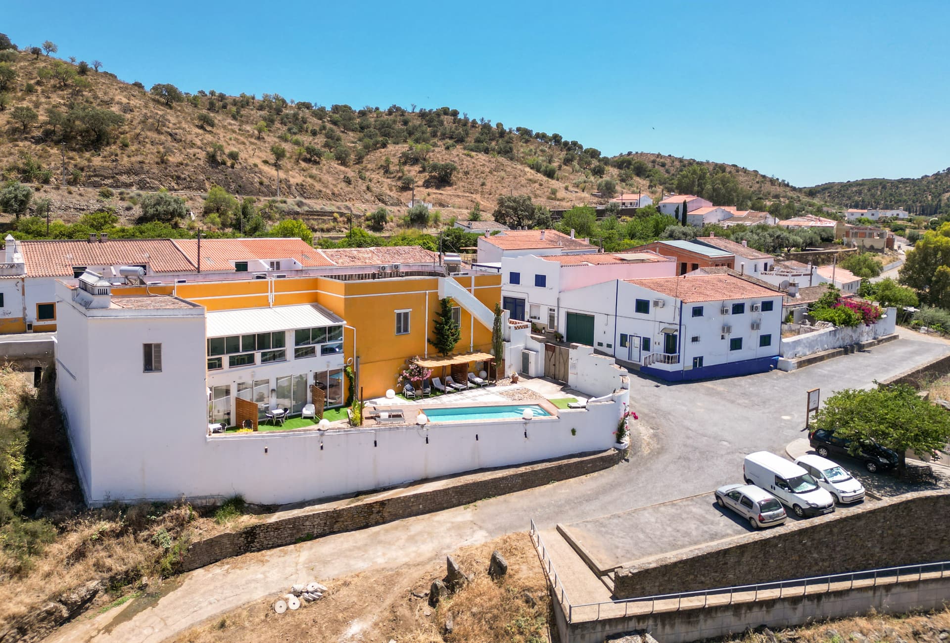 Piscina da Casa Amarela com vista para a vila e o castelo de Mértola